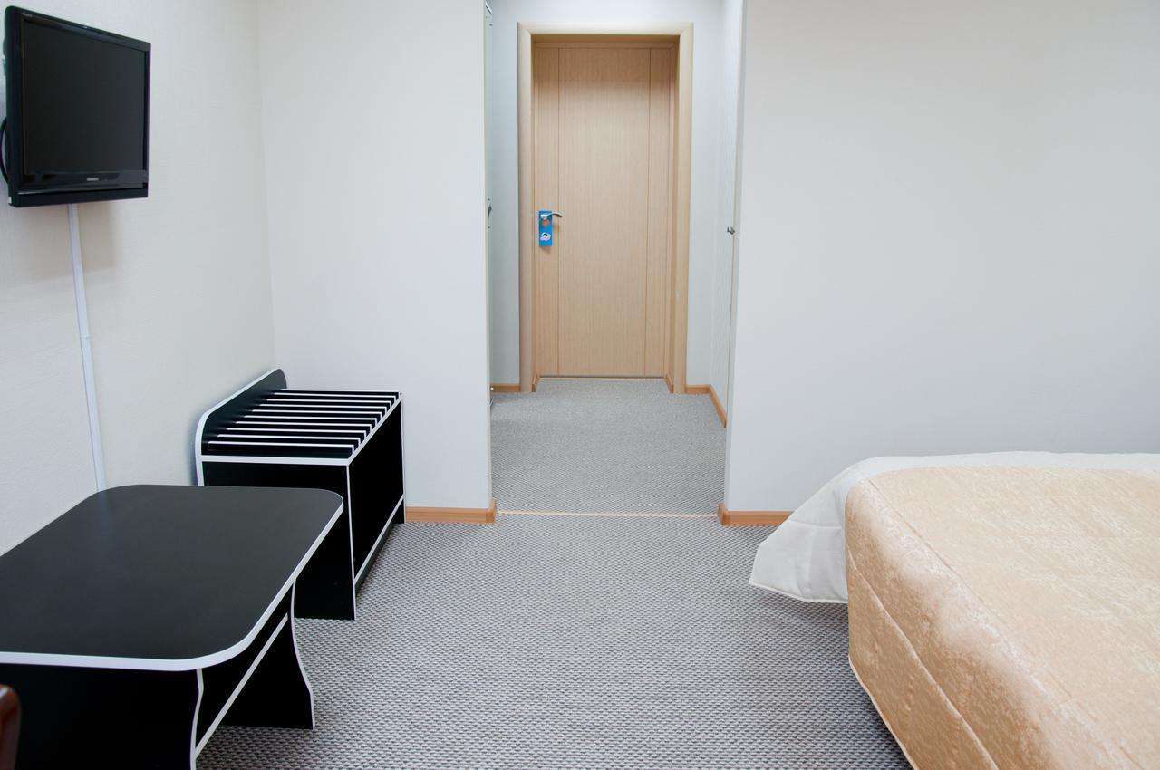 Avenue Hotel Zaslawye エクステリア 写真