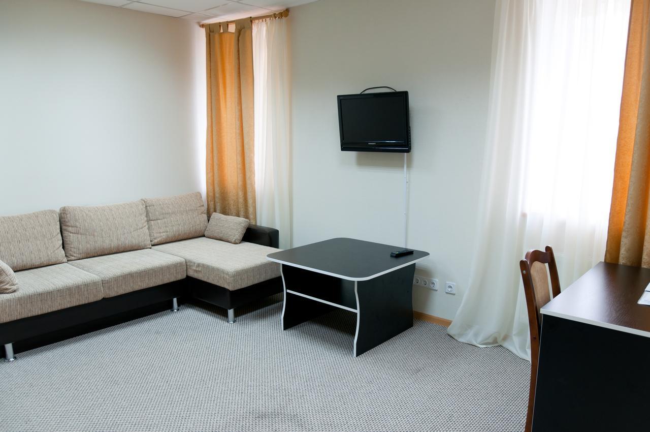Avenue Hotel Zaslawye エクステリア 写真