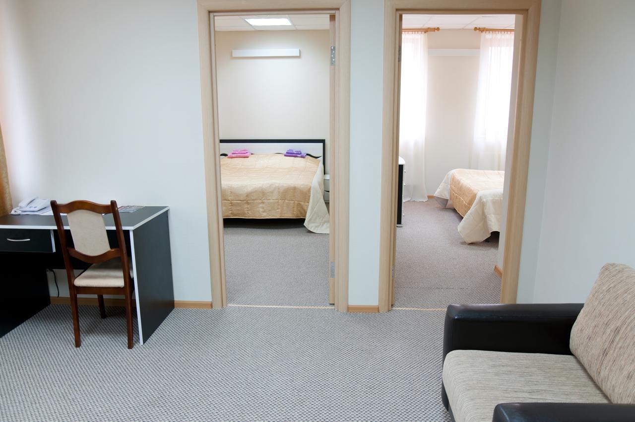 Avenue Hotel Zaslawye エクステリア 写真